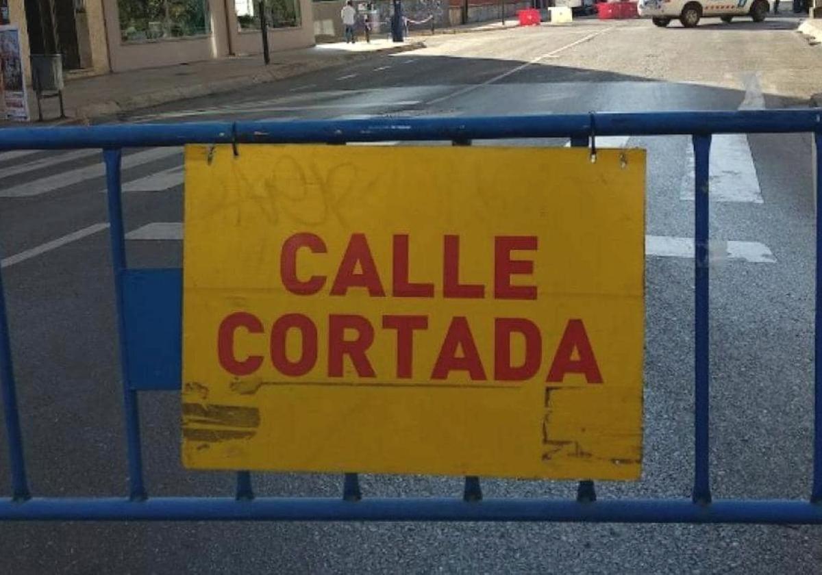 Valla que señaliza una calle cortada en Ponferrada en una imagen de archivo.