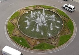 Imagen de la estrella de acero instalada en la glorieta de la plaza de Lazúrtegui por los alumnos del Programa Mixto de Formación y Empleo Matinot VI.