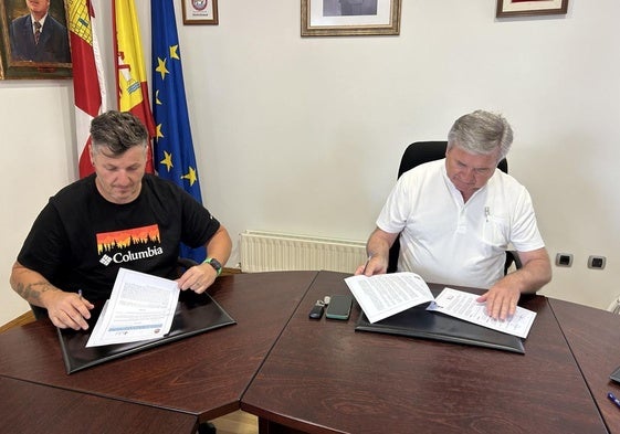 El presidente de la ABA, Daniel Franco, y el alcalde de Carracedelo, Raúl Valcarce, durante la firma del convenio.