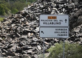 El derrumbe del talud mantiene bloqueada desde hace un mes la carretera que une Ponferrada y Villablino.