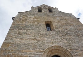 Imagen de la fachada principal de la iglesia de Santiago de Villafranca del Bierzo.