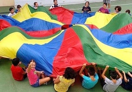 Imagen de niños y niñas disfrutando de su participación en juegos cooperativos.