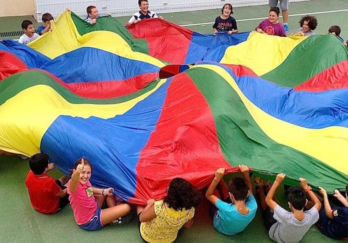 Imagen de niños y niñas disfrutando de su participación en juegos cooperativos.