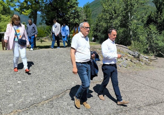 El presidente del Consejo (I) y el alcalde de Palacios del Sil durante la visita.