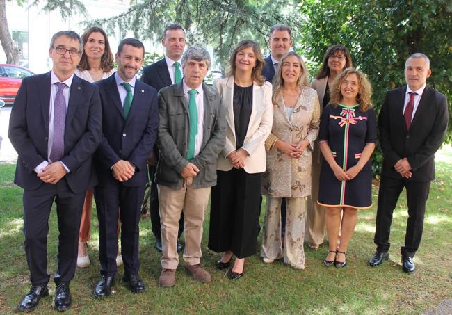 Pilar Marqués (2D) junto al resto de miembros del nuevo equipo de gobierno de la Universidad de León.