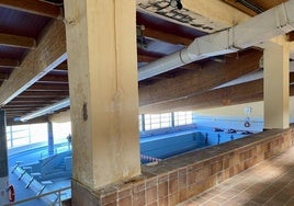 Imagen de las filtraciones de agua en la cubierta sobre las gradas de las piscinas del Toralín de Ponferrada.