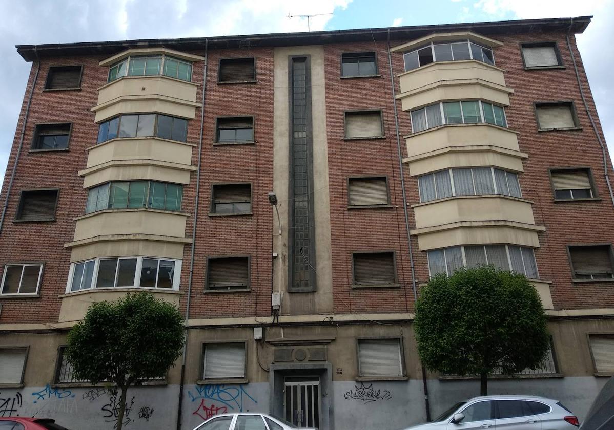 Ponferrada avanza para convertir en viviendas sociales las casas de los maestros de Navaliegos