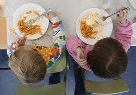 Imagen de archivo de dos niños en un comedor escolar.