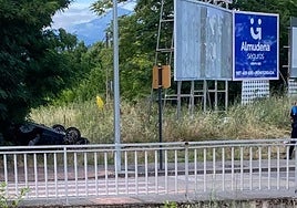 El vehículo, a la izquierda de la imagen, totalmente volcado.