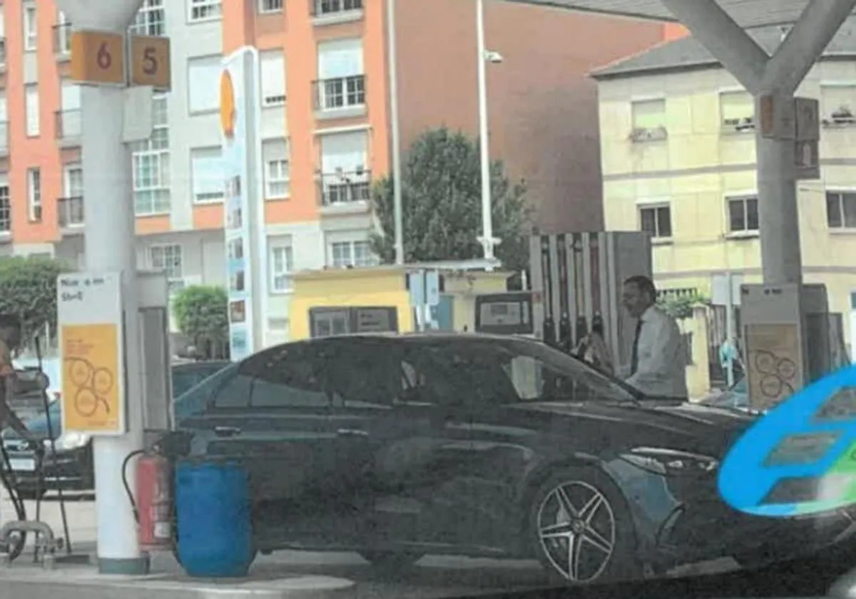 Juan González Herrero fue visto en una gasolinera de Ponferrada repostando con un coche de alta gama.