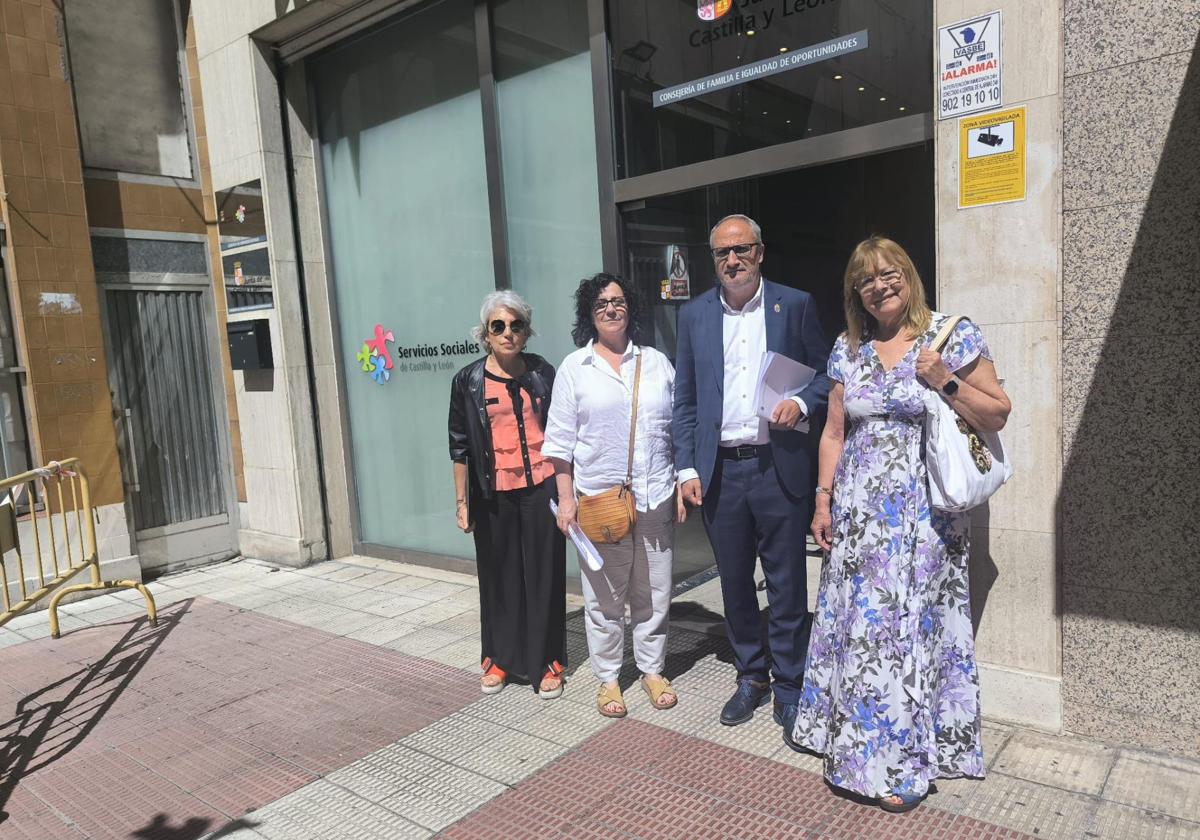 El presidente y representantes del Consejo Comarcal, a la salida de la reunión en Servicios Sociales de la Junta.