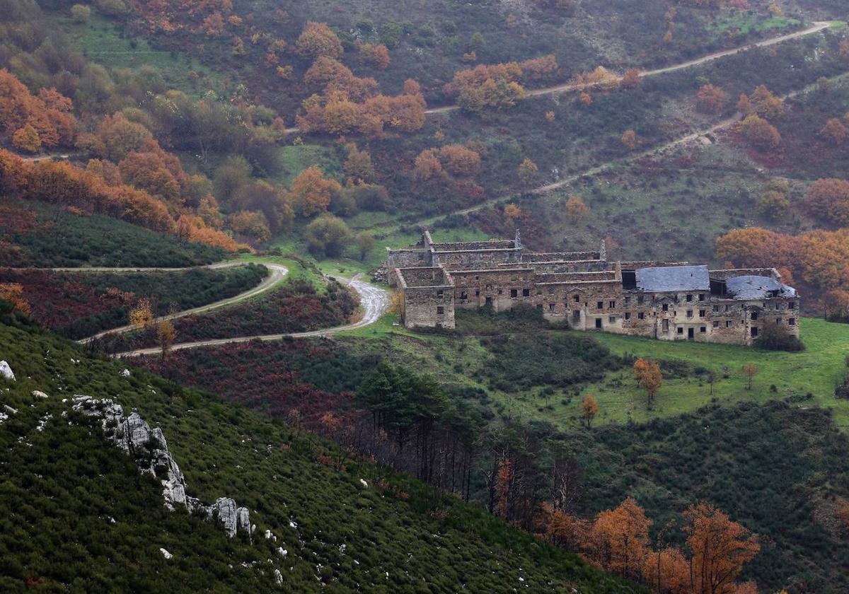 Corullón inaugura su centro de visitantes 'Montaña negra' en la Peña del Seo