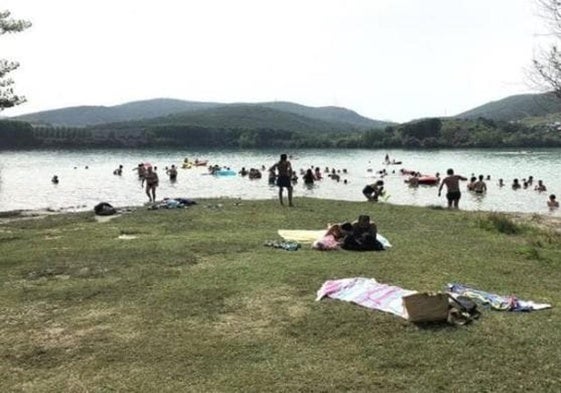 Imagen de archivo de la playa fluvial del Lago de Carucedo.