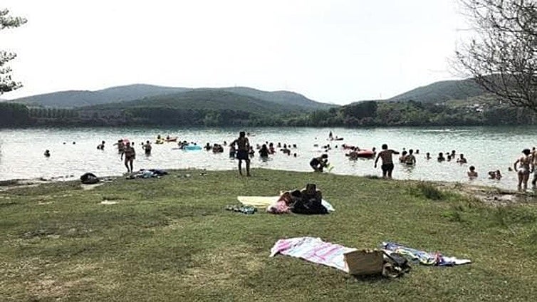 Carucedo busca personal para la playa fluvial del lago