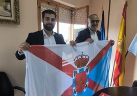 El alcalde de Noceda, Andrés Arias, y el presidente del Consejo Comarcal, Olegario Ramón, posan con la bandera del Bierzo.