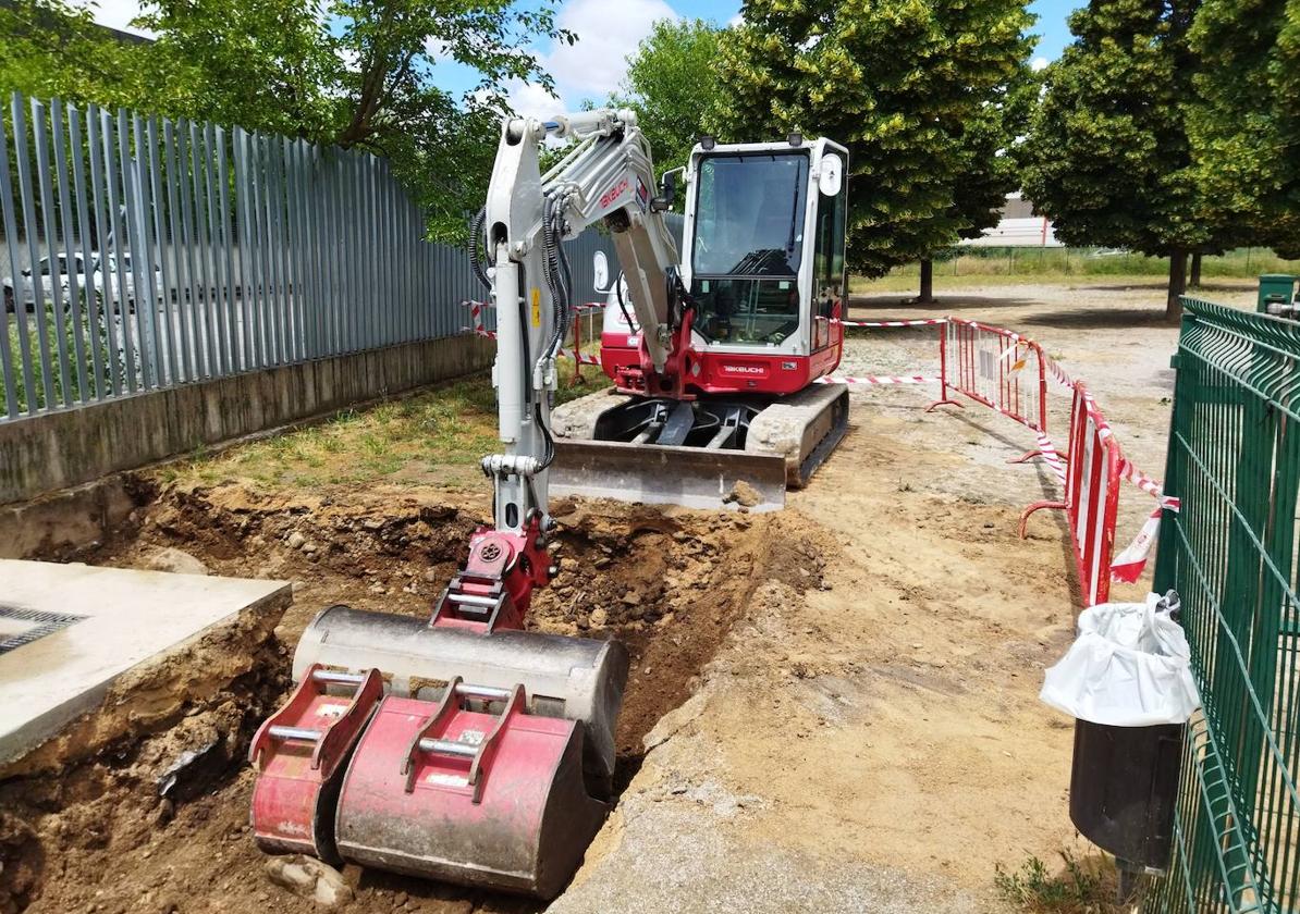 Imagen del inicio de las obras en el área canina de La Rosaleda.