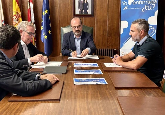 E alcalde de Ponferrada y el presidente de la Cámara de Comercio de León (C), durante al firma del convenio.