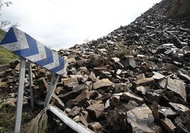 Imagen del derrumbe del talud sobre la calzada de la carretera CL-631.