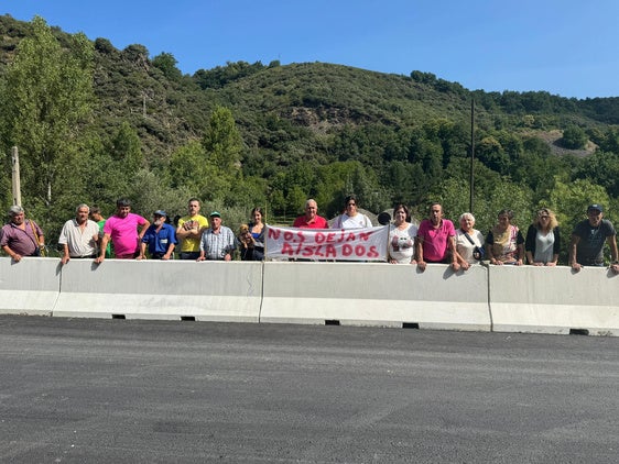 Protesta de los vecinos de los barrios de Las Eras y Puente Romano de Páramo del Sil en la apertura de un carril de la CL-631