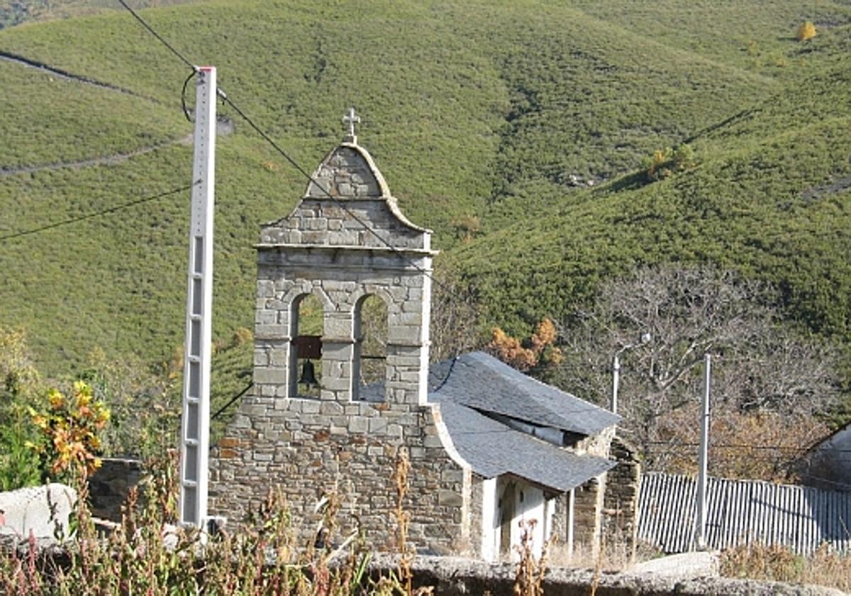 Imagen de una torre de suministro eléctrico junto a la iglesia de San Pedro de Paradela.