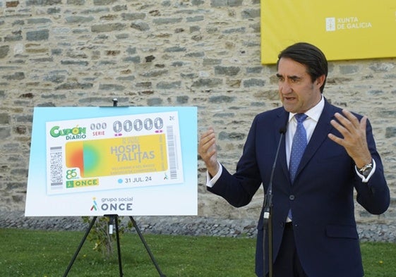 El consejero de Medio Ambiente, Juan Carlos Suárez-Quiñones, participó en la presentación del cupón de la Once dedicado a 'Hospitalitas'.