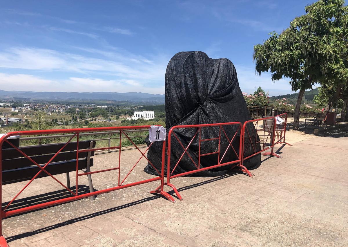 Imagen secundaria 1 - El banco del amor ofrece unas inmejorables vistas a la ciudad de Ponferrada.