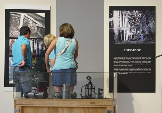 Visitantes a la nueva muestra de La Térmica Cultural.