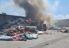 Incendio en una acumulación de colchones en la planta de reciclaje de Ponferrada.