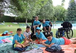 Niños del campamento Aspaym disfrutando de la piscina.