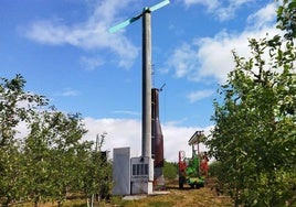 Imagen de una de las primeras torres antiheladas instalada en una de las fincas de produccion de pera conferencia en el Bierzo.