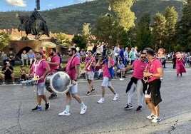 Las peñas irán acompañadas de charangas, que amenizarán el desfile.