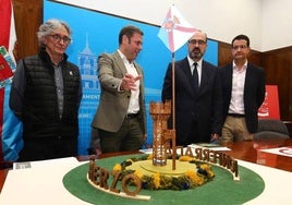 Imagen de archivo de la presentación de la escultura del castillo, obra de Rogelio Pacios (I), que presidirá la entrada a Ponferrada desde Montearenas.