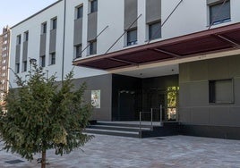 Entrada principal del Colegio Mayor La Tebaida de la ULE en Ponferrada.