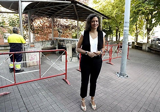 La concejala de Presidencia, Lidia Coca, compareció en la obra iniciada junto al puente de los Faraones.