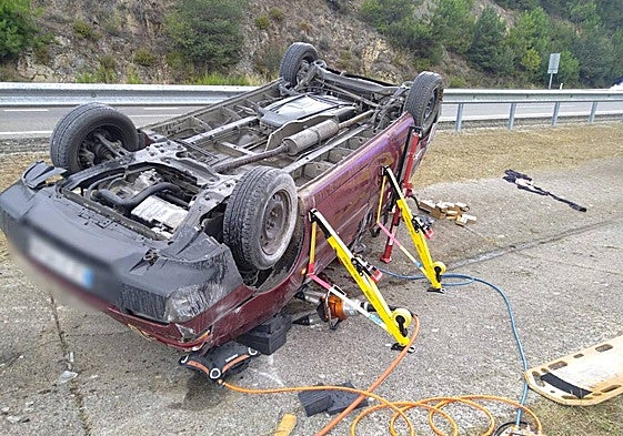 Imagen del vehículo siniestrado en el accidente registrado en la A-6 a la altura de Montearenas en Ponferrada.
