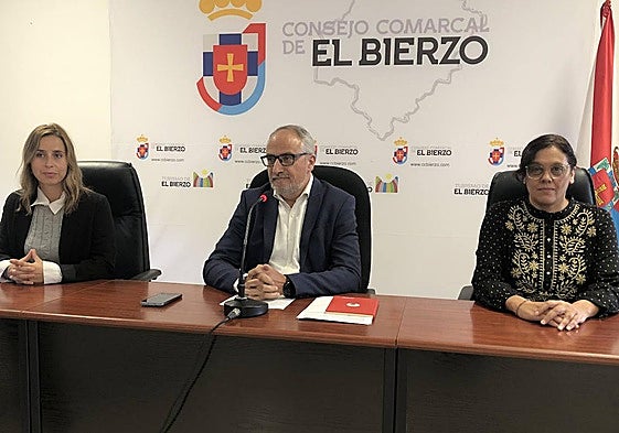 El presidente del Consejo Comarcal, flanqueado por la vicepresidenta y la consejera de Relaciones Institucionales, en su comparecencia.