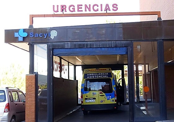 Una ambulancia en la entrada del servicio de Urgencias del Hospital del Bierzo.