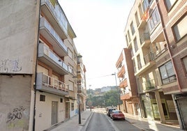 Imagen de la calle Felipe II de Ponferrada donde se sitúa la vivienda a subasta.