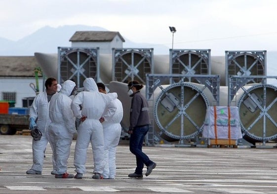 Trabajadores de LM Wind Power en la planta de La Llanada en Ponferrada.