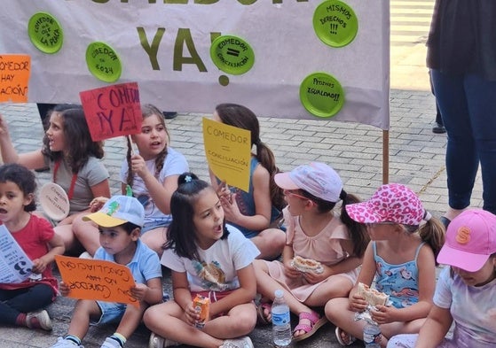 Sentada de protesta de los escolares del colegio Virgen de La Placa ante la Junta en Ponferrada.