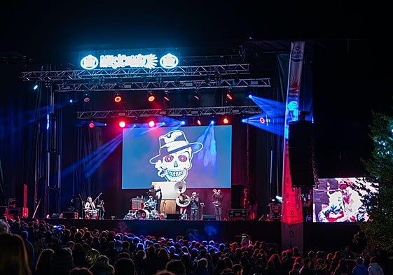 Concierto de Muchachito Bombo Infierno en el Festival Musicamino de Villafranca del Bierzo.