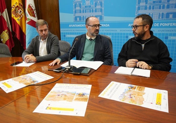 El alcalde y el teniente de alcalde de Ponferrada junto al responsable de Sputnik Labrego, en la presentación del resultado de las excavaciones.