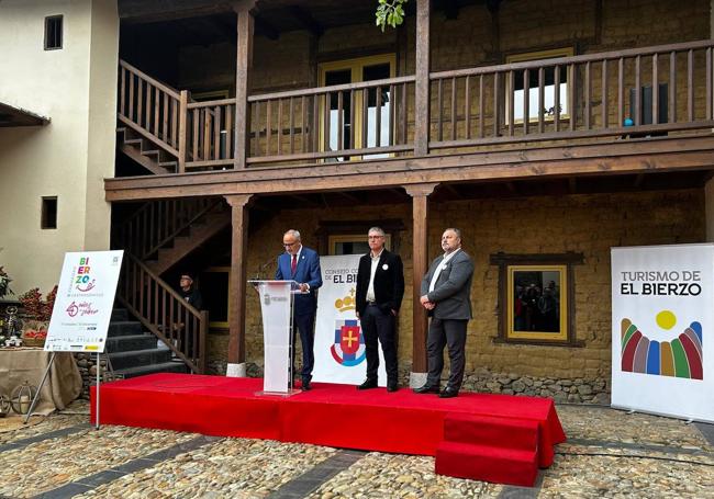 El presidente del Consejo Comarcal (I), el mantenedor de las Jornadas y el alcalde de Camponaraya, en el acto de apertura.