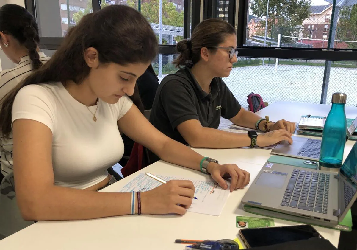 Imagen de algunas de las residentes en la sala de estudio del Colegio Mayor La Tebaida de Ponferrada.