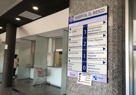 Imagen del pasillo de acceso al Hospital Universitario del Bierzo.