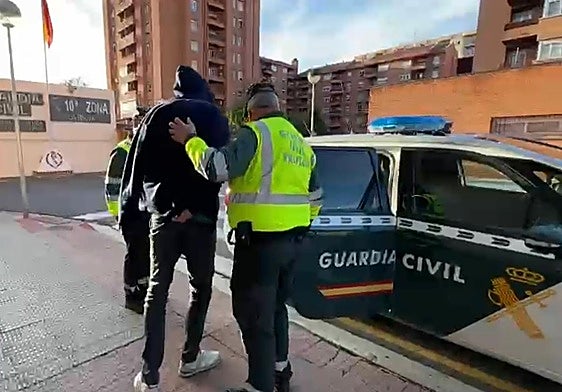 El conductor kamikaze de la AP-68 es introducido en un vehículo de la Guardia Civil tras pasar a disposición judicial.