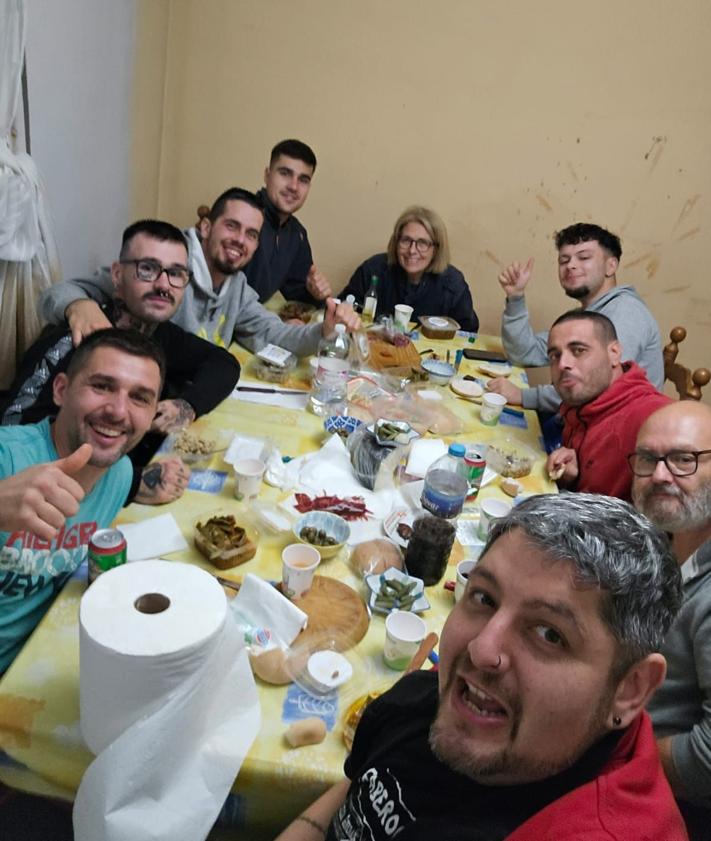 Imagen secundaria 2 - Los voluntarios bercianos en las calles de la localidad situada en el epicentro de la DANA y junto a la familia que les acogió en Paiporta.