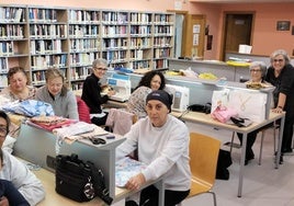 Voluntarias de Vega de Espinareda realizando los corazones solidarios.