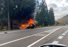 Incendio de un vehículo en la CL-631 en Corbón del Sil.