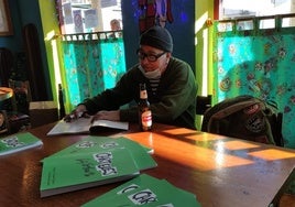 El ilustrador berciano, Luis Silva, en la presentación del libro 'Carteles' en Ponferrada.